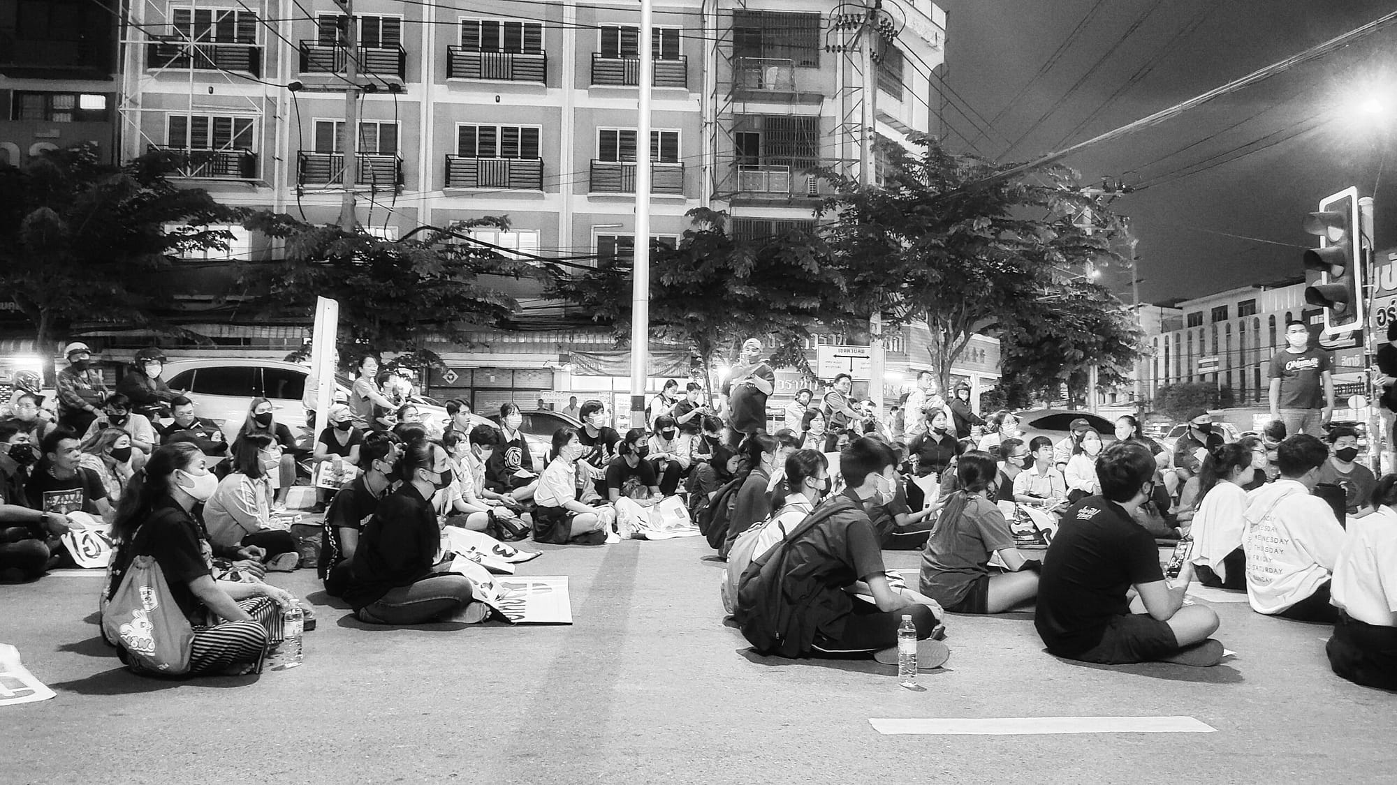 Bangkok, Thailand, October 2020. Students and people sit and stand in the middle of the street to protest. Photo: Rungkh / Shutterstock.com